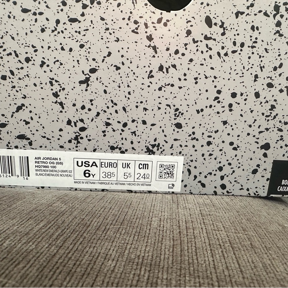 Jordan Air Retro 6 White and Black Sneakers - Picture 7 of 8